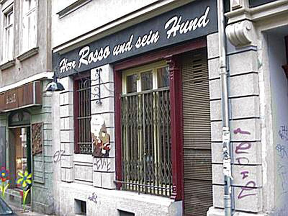 Herr Rosso und sein Hund auf der Louisenstraße. Herr Rosso und sein Hund auf der Louisenstraße.