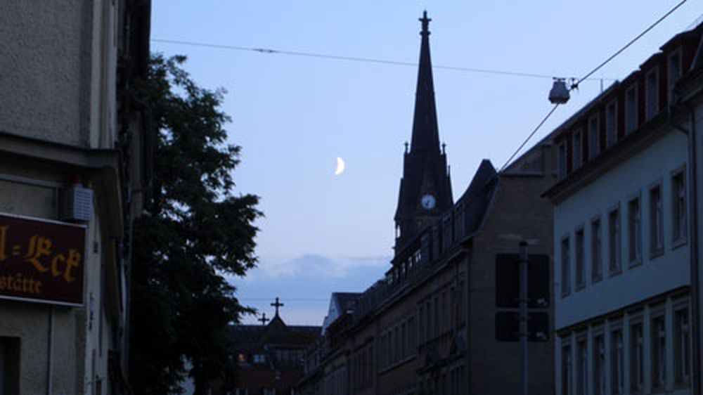 Der Mond über der Neustadt.