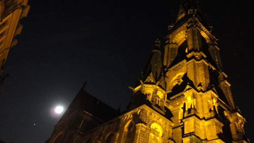Martin-Luther-Kirche mit Mond.