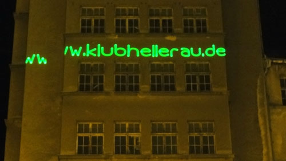 Leuchtreklame am DVB-Hochhaus.