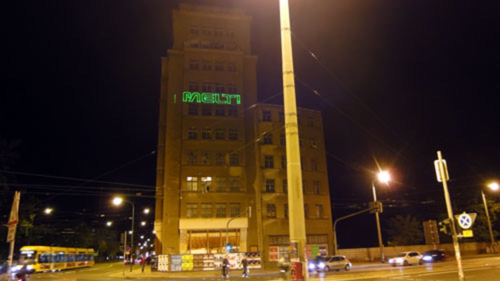 Leuchtreklame am DVB-Hochhaus.