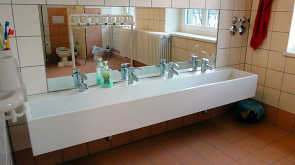 Toilette mit Ausblick, in den riesigen Waschbecken sollen Papierschiffe fahren können.