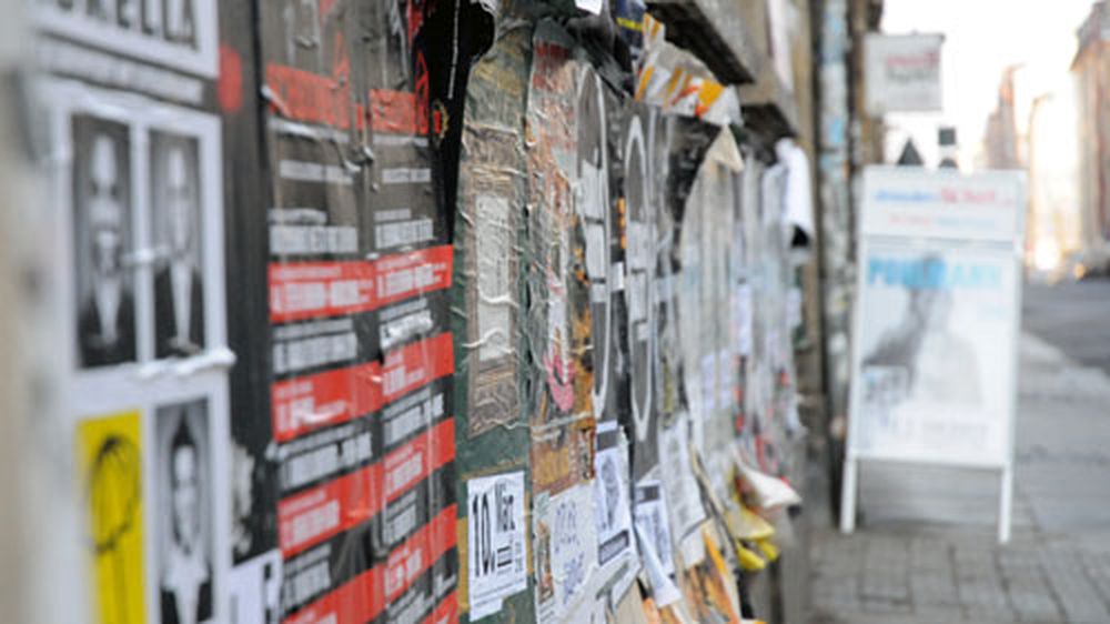 Plakatwerbung auf der Louisenstraße.