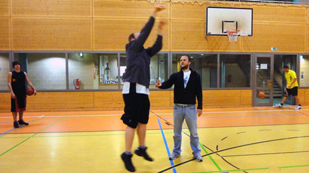 Springen, werfen, treffen - Basketball in der Turnhalle der 15. Grundschule