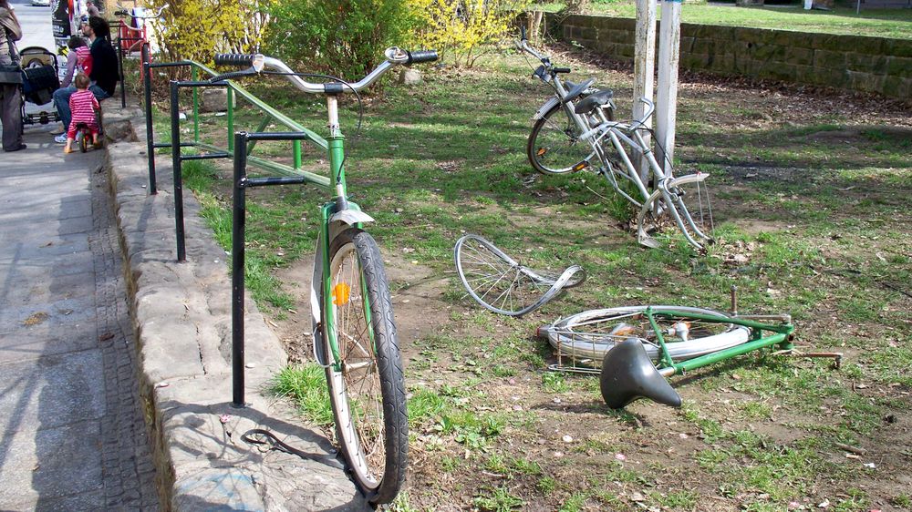 Neue Schäden am Fahrradzaun vor der Scheune. Neue Schäden am Fahrradzaun vor der Scheune.