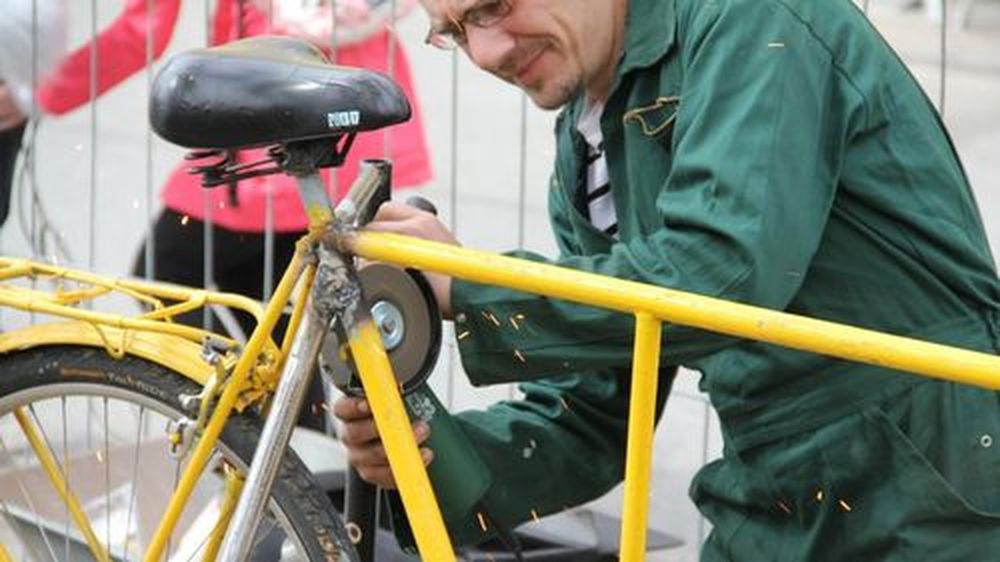 Ein Fahrradzaun wird repariert. Foto: Stanley