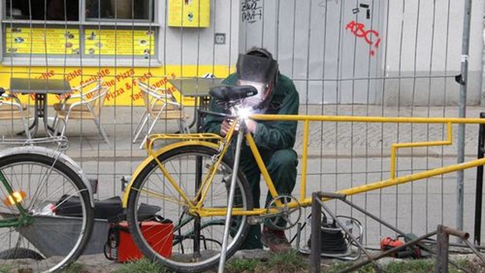 Ein Fahrradzaun wird repariert. Foto: Stanley
