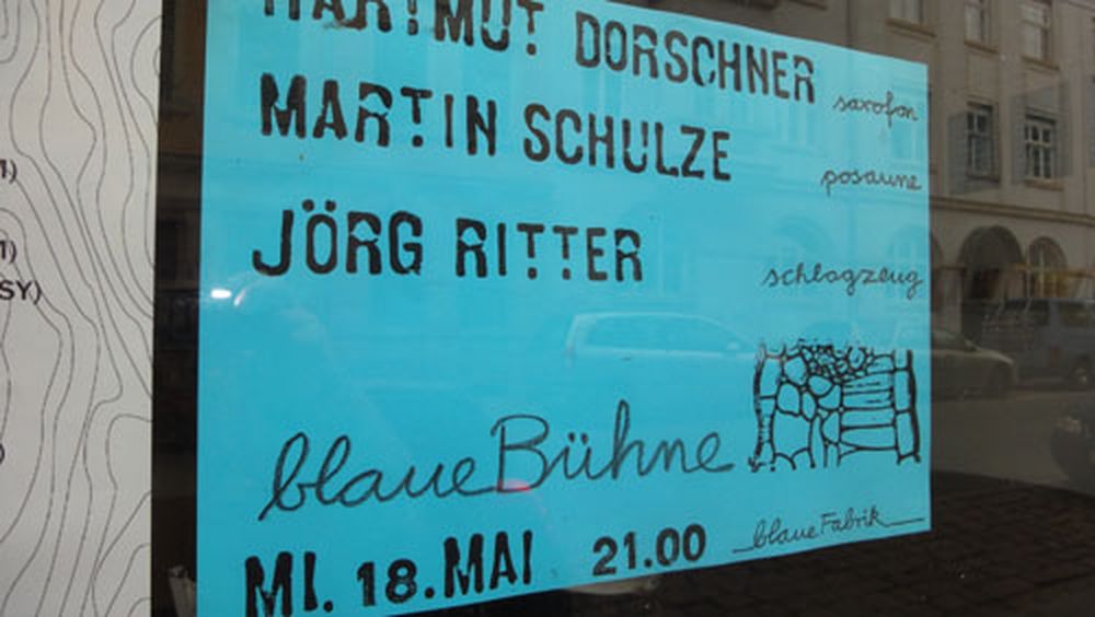 Blaue Bühne mit Dorschner, Schulze und Ritter in der Blauen Fabrik.